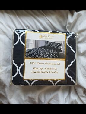 NWT-King Lux Decor Black & White Geometric Duvet Set - 1800 Series premium Set.